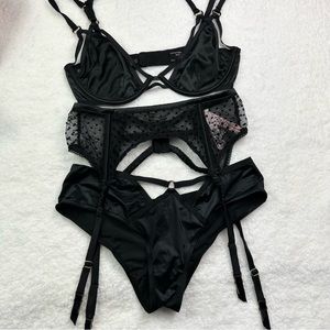 Victoria’s Secret Black Very Sexy Unlined Strappy Lingerie Set 32D/S